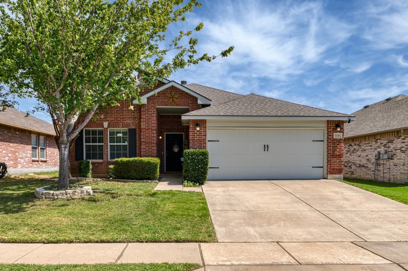 Photo 1 of 28, 7016 Derbyshire Dr, Fort Worth, TX 76137