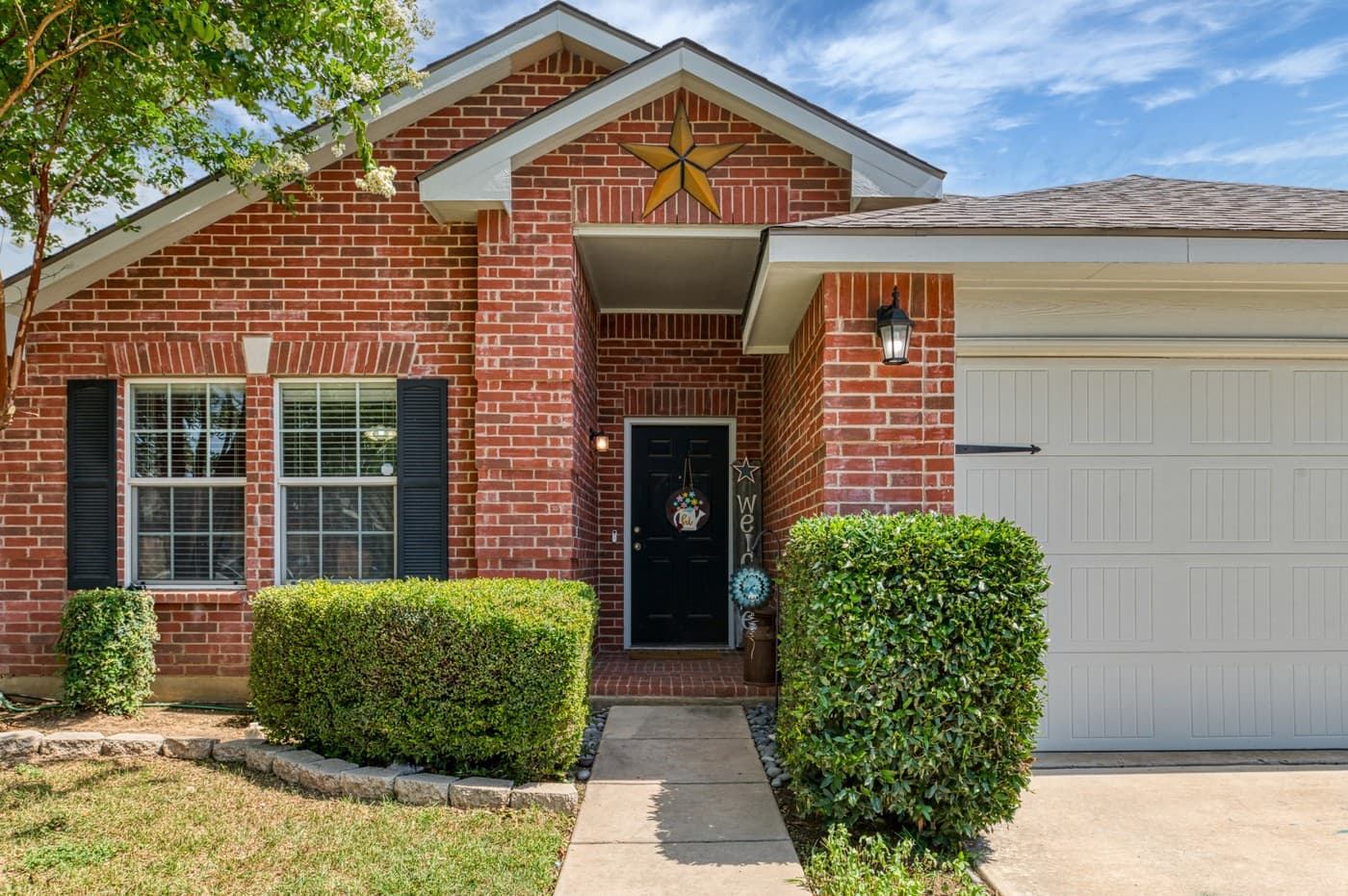 Photo 2 of 28, 7016 Derbyshire Dr, Fort Worth, TX 76137