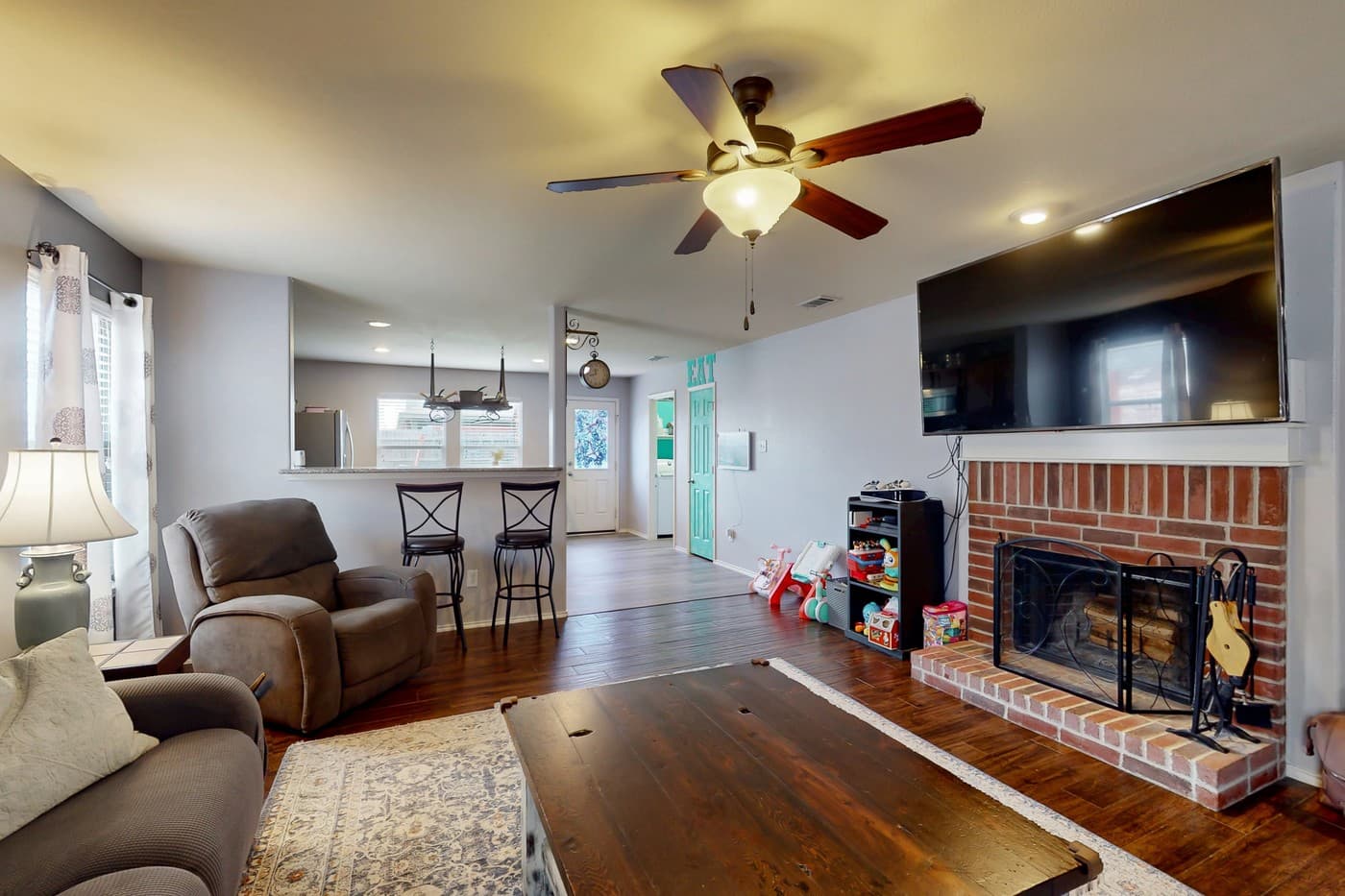 Photo 3 of 28, 7016 Derbyshire Dr, Fort Worth, TX 76137