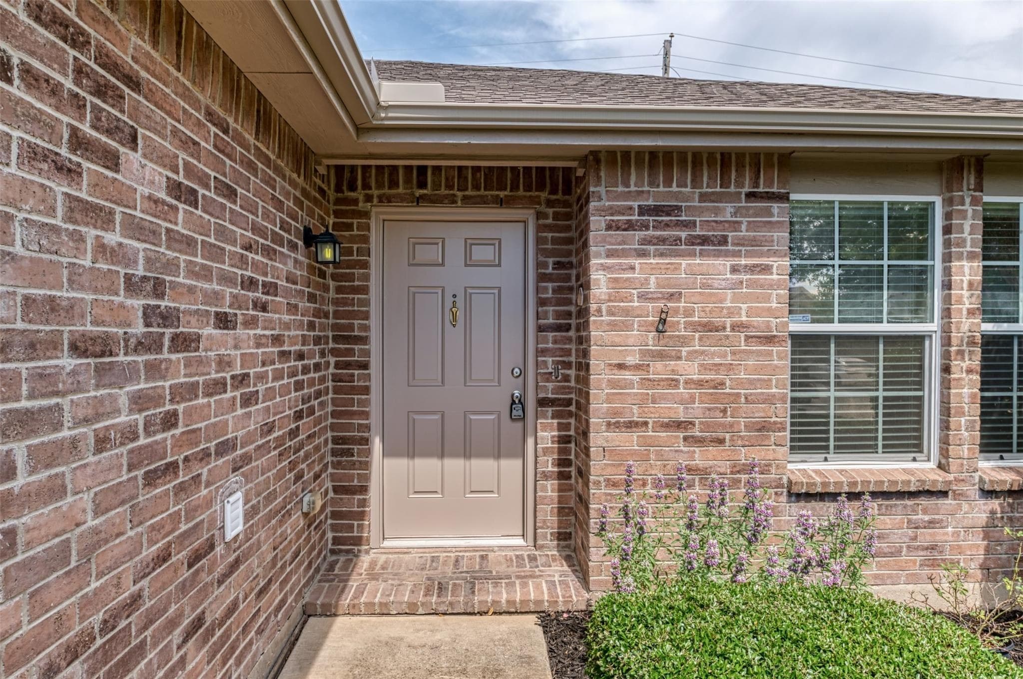 Photo 3 of 31, 9020 Noontide Dr, Fort Worth, TX 76179